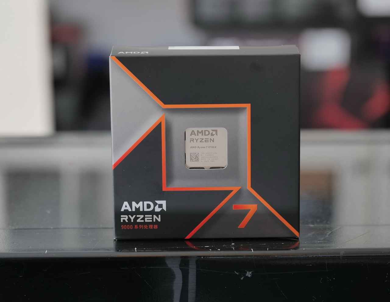 低溫又省電的 AMD Ryzen 7 9700X DDR5 8400首上,並與 i7-14700K 效能比較